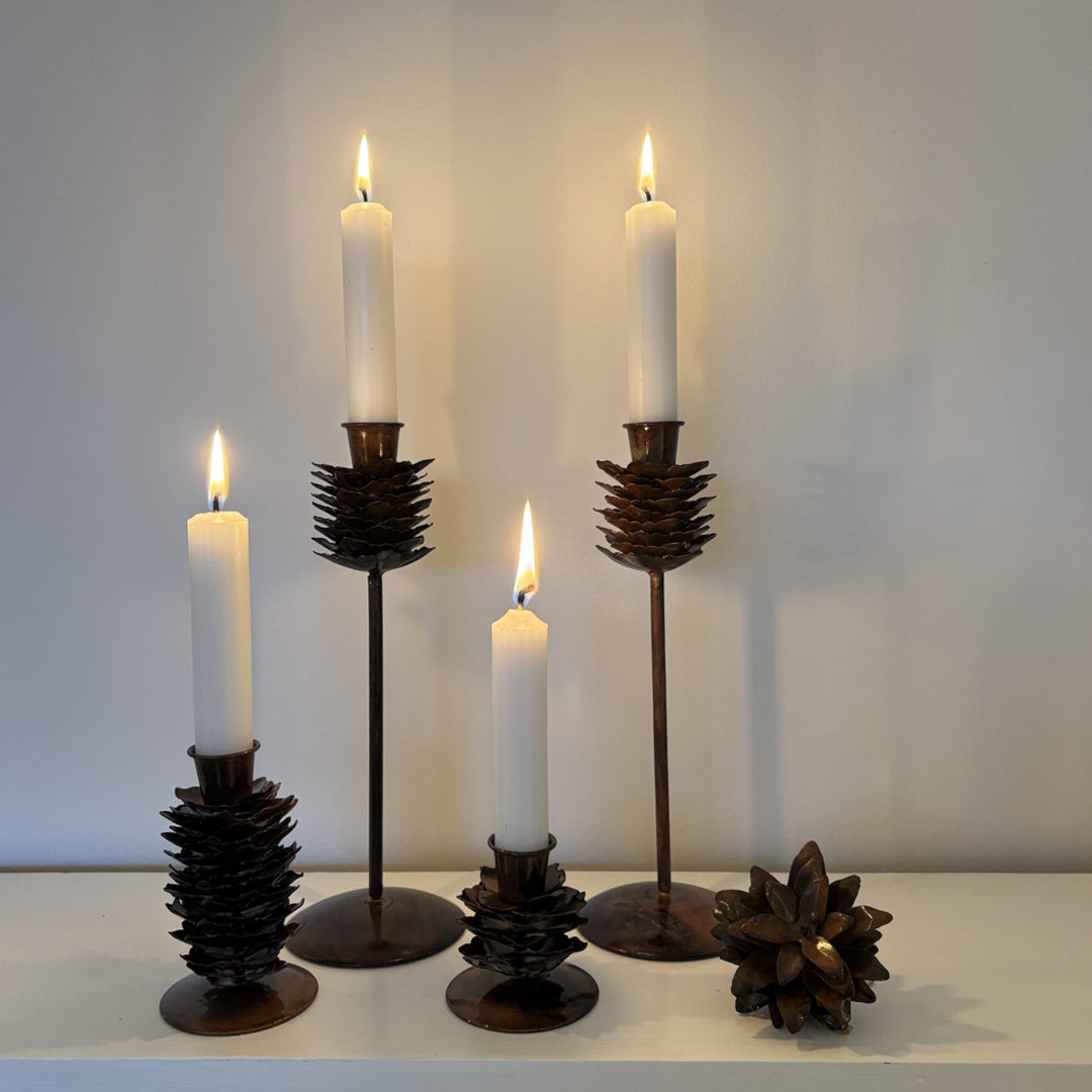 Set aus 3 Tannenzapfen-Kerzenhaltern (Höhen 7/11/24 cm) + 1 Ornament