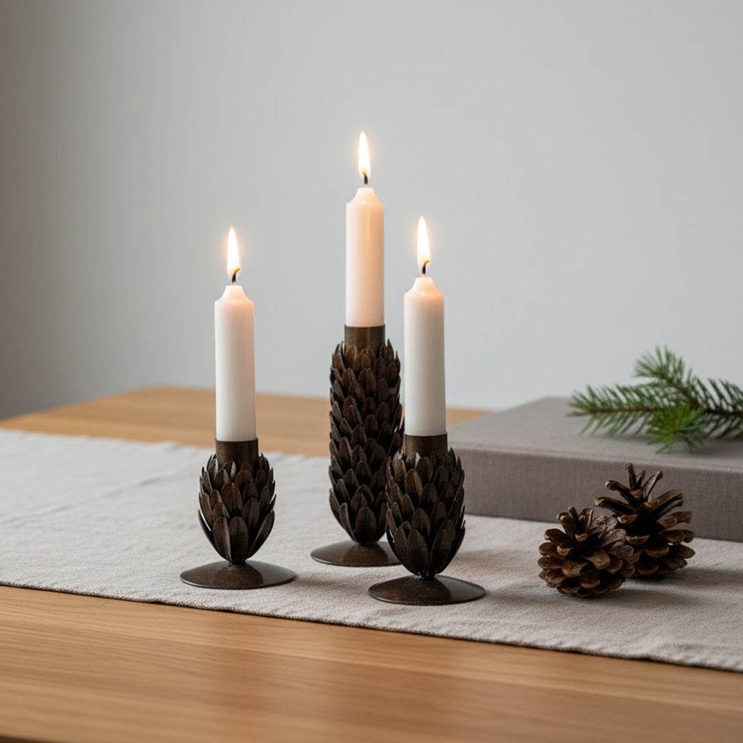 Set aus 3 Tannenzapfen-Kerzenhaltern – Höhen 7/9/13 cm