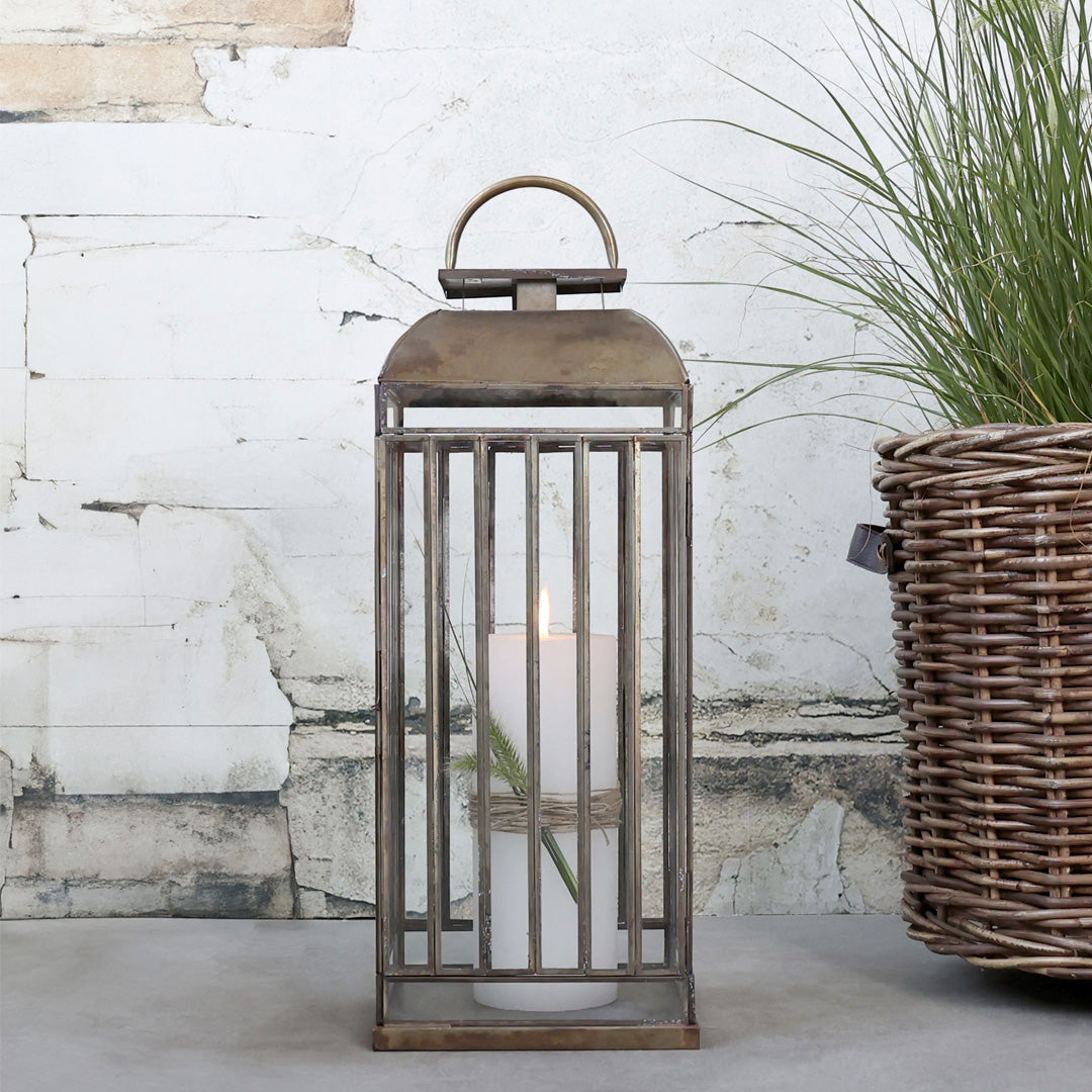 Chic Antique – Hohe Laterne in Antik-Messing, H58 cm