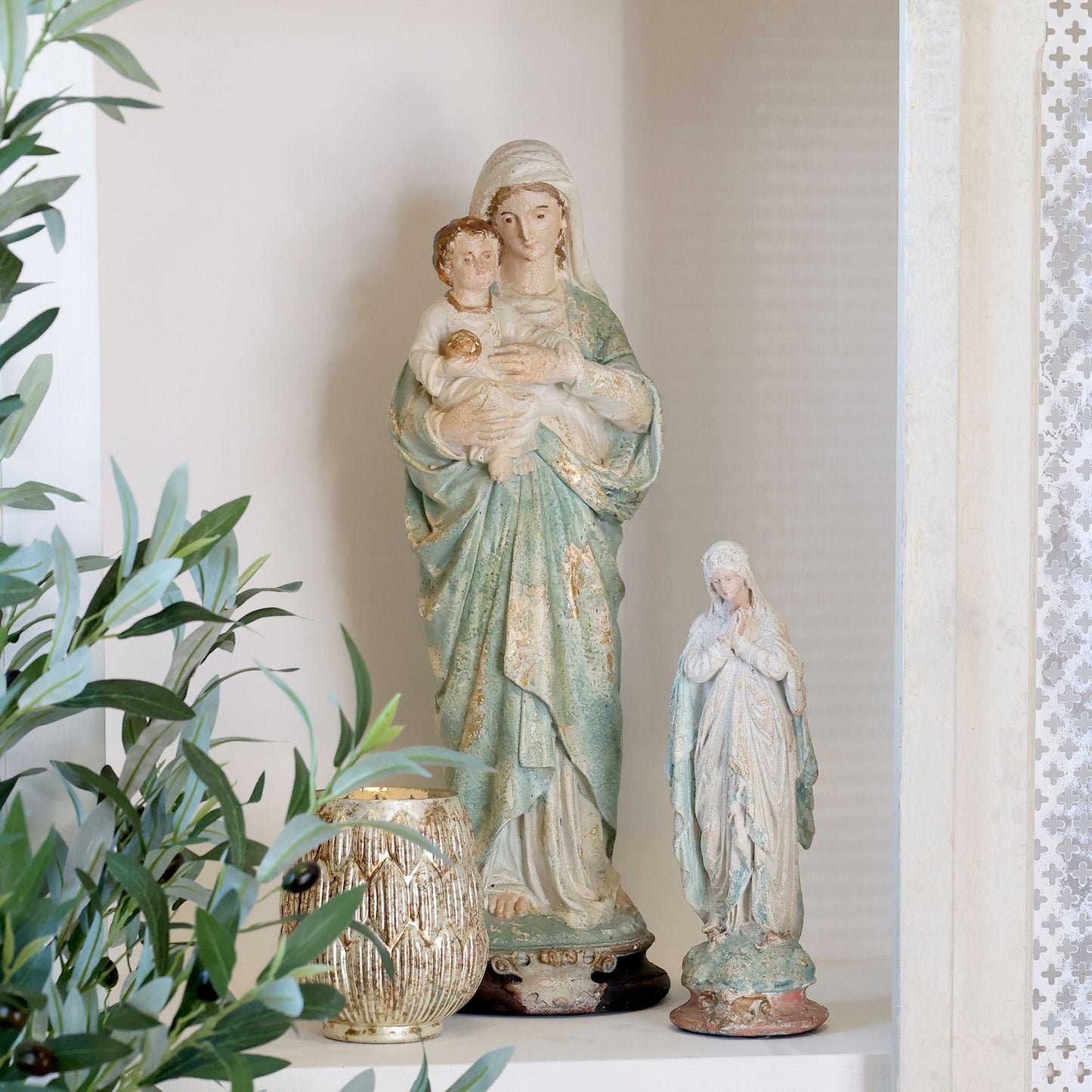 Chic Antique - Madonna mit Kind Figur - Schöne Resin Statue im Opalfinish