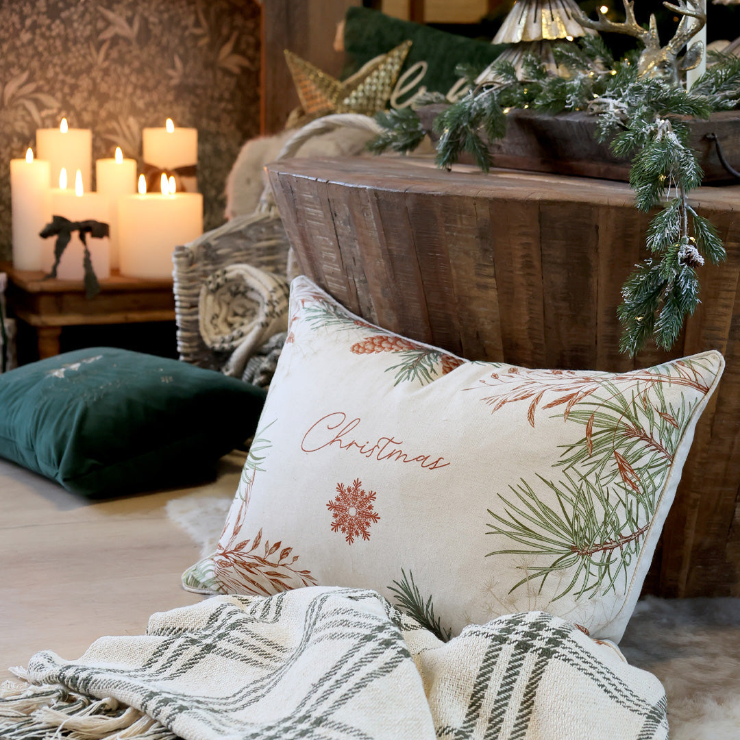 Weihnachts Kissenbezug mit Tannenzweigen & „Christmas“-Schriftzug – Leinenoptik 60×40 cm