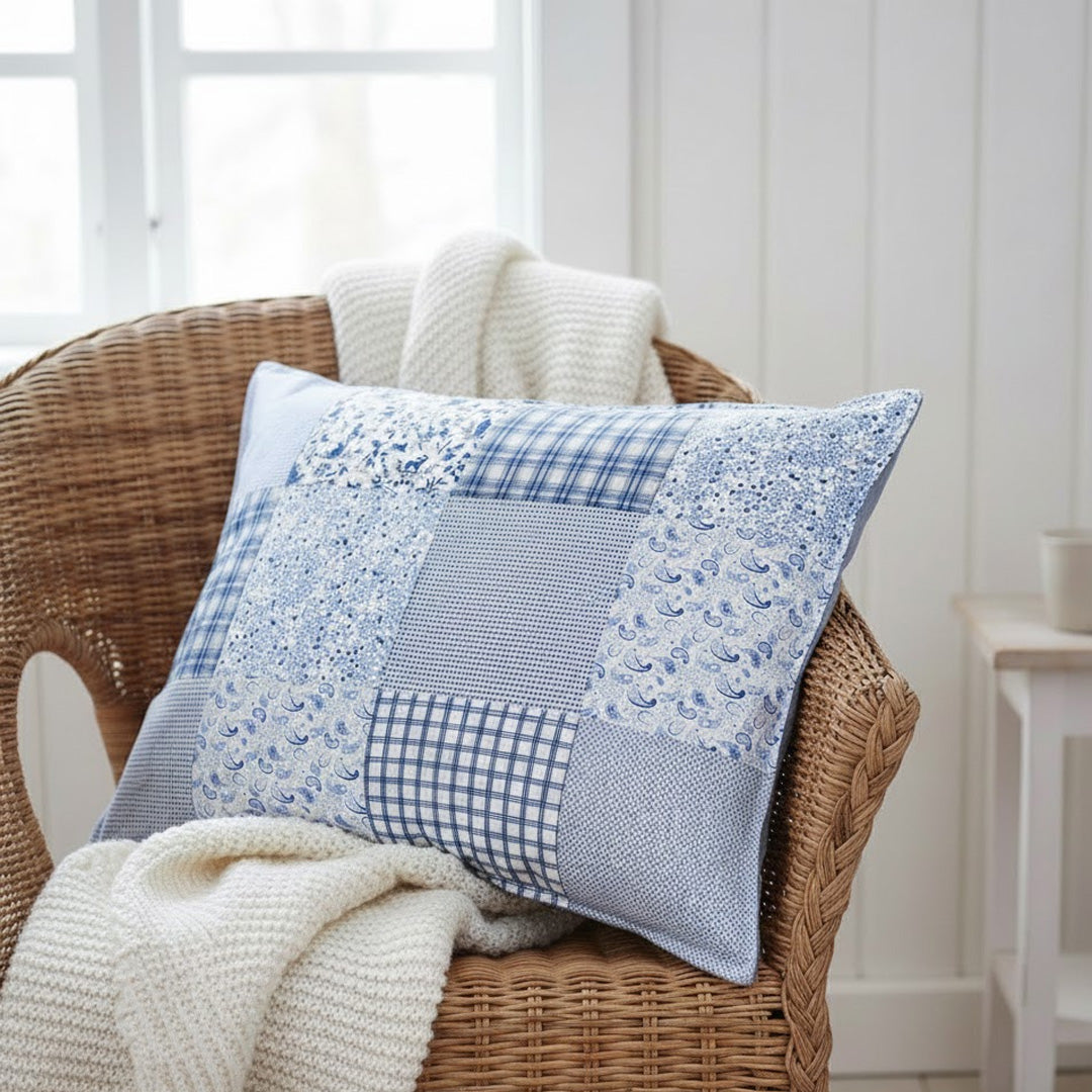 Handgequilteter Patchwork-Kissenbezug in Blau, 50x70 cm