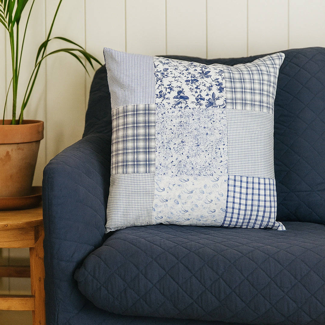 Handgequilteter Patchwork-Kissenbezug in Blau, 50x50 cm