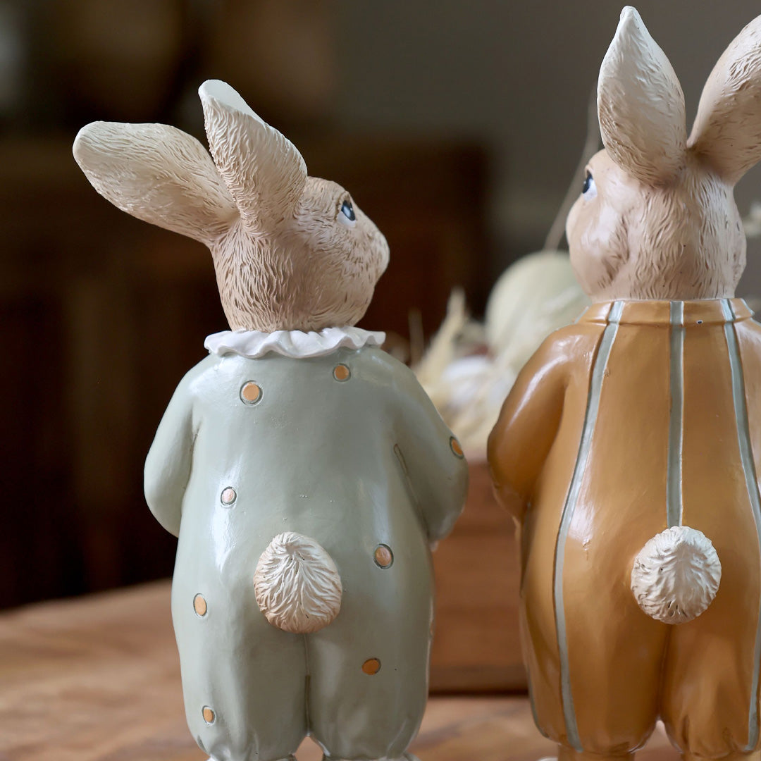 Osterdekoration Hasen im Pyjama – Set aus 2 handbemalten Figuren (Opal & Hazel)