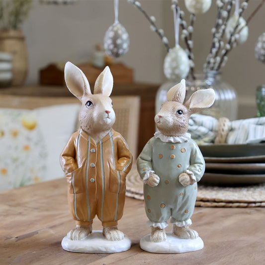 Osterdekoration Hasen im Pyjama – Set aus 2 handbemalten Figuren (Opal & Hazel)