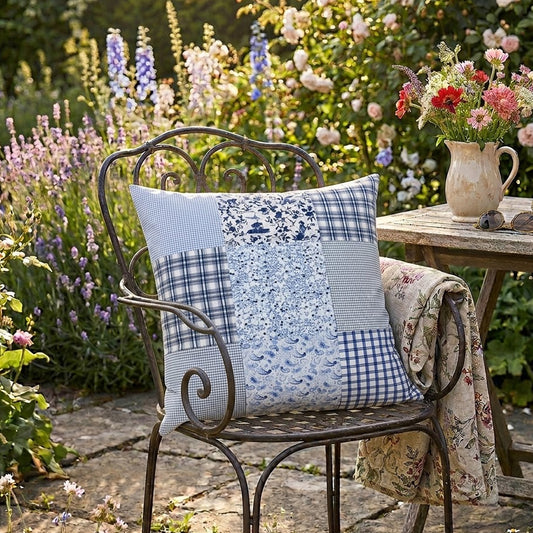 Handgequilteter Patchwork-Kissenbezug in Blau, 50x50 cm