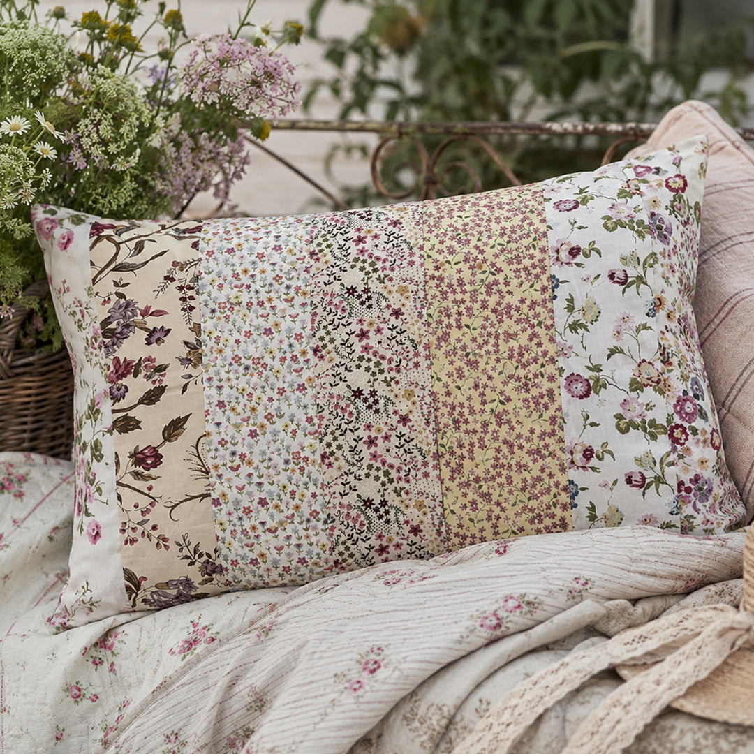 Handgequilteter Patchwork-Kissenbezug in Blumennuancen, 50x70 cm