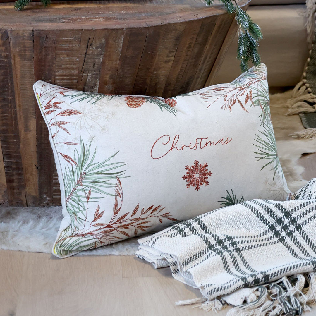 Weihnachts Kissenbezug mit Tannenzweigen & „Christmas“-Schriftzug – Leinenoptik 60×40 cm