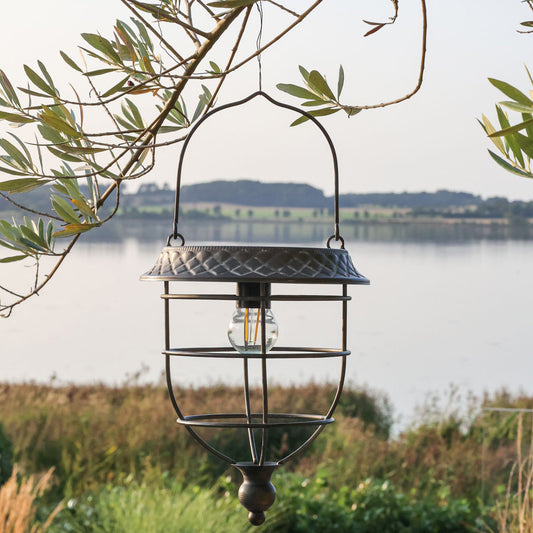 Chic Antique - Solar-Hängelaterne mit LED-Glühbirne H26/Ø20 cm Zink