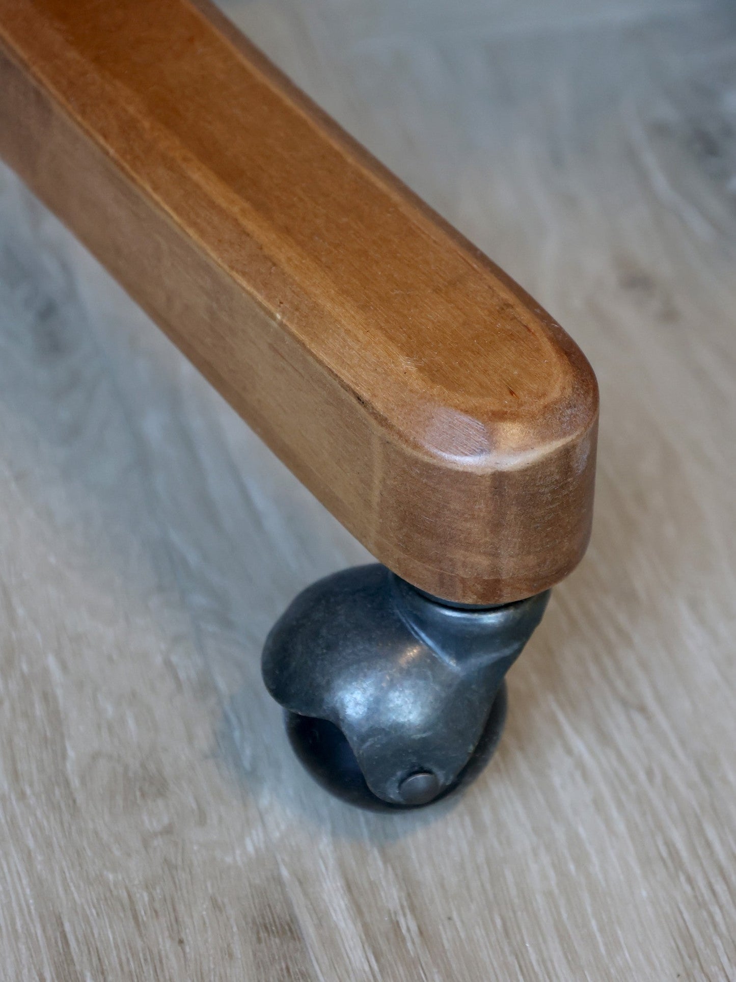 Chic Antique - Französischer Bürostuhl mit Geflechtsitz & -lehne