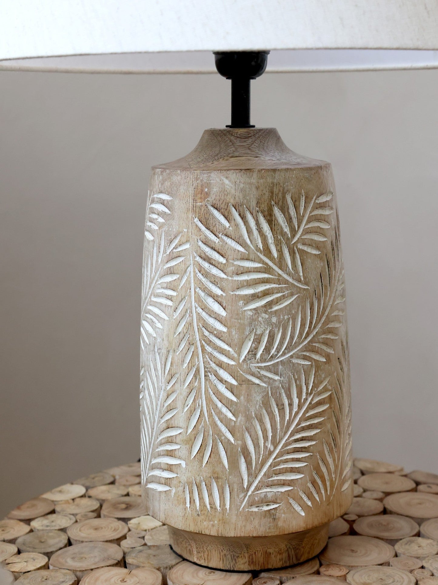 Chic Antique - Tischlampe Naturholzfuß mit Leinenschirm H57 cm