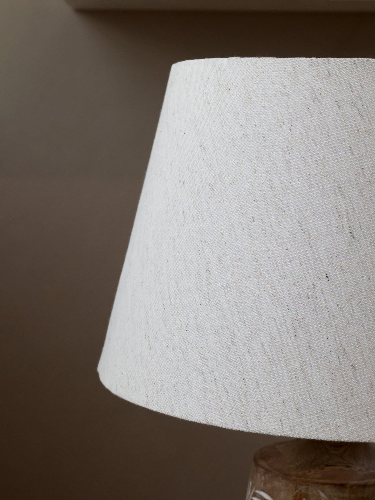 Chic Antique - Tischlampe Naturholzfuß mit Leinenschirm H57 cm